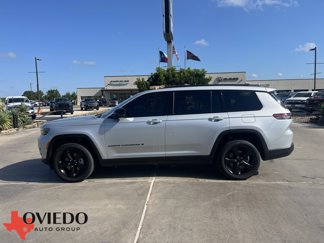Used 2023 Jeep Grand Cherokee L Laredo image 1