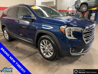 Used 2022 GMC Terrain SLT w/ Infotainment Package II image 1