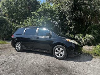Used 2011 Toyota Sienna LE image 1