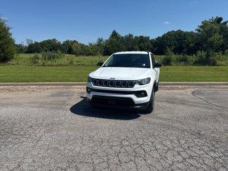 Used 2022 Jeep Compass Latitude image 1