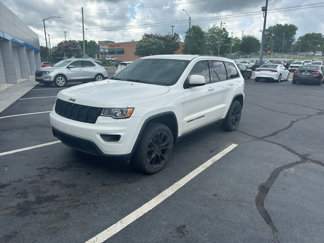 Used 2017 Jeep Grand Cherokee Laredo image 1