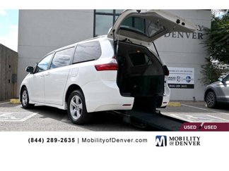 Used 2020 Toyota Sienna LE image 1