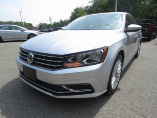 Used 2017 Volkswagen Passat 1.8T SE image 1