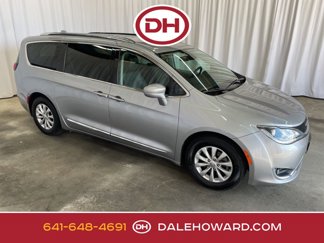 Used 2019 Chrysler Pacifica Touring-L image 1