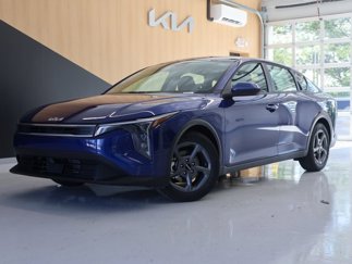 New 2025 Kia K4 LXS image 1