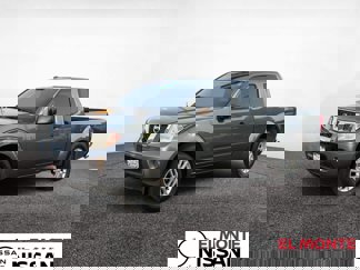 Used 2016 Nissan Frontier SV image 1