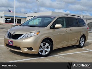 Used 2011 Toyota Sienna LE image 1