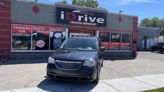 Used 2014 Chrysler Town & Country Touring image 1