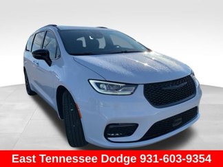 New 2025 Chrysler Pacifica Limited w/ Uconnect Theater Family Group image 1