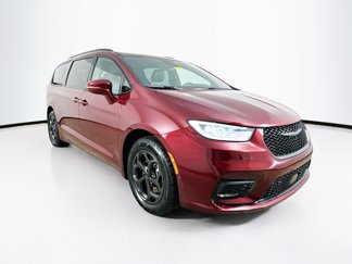 Used 2021 Chrysler Pacifica Limited w/ Uconnect Theater Family Group image 1