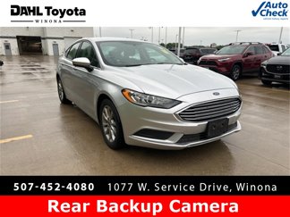 Used 2017 Ford Fusion SE image 1