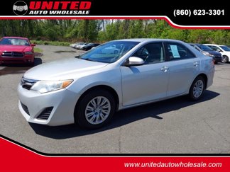 Used 2014 Toyota Camry LE image 1