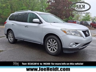 Used 2014 Nissan Pathfinder SV image 1
