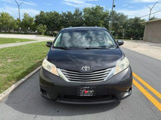 Used 2014 Toyota Sienna XLE image 1