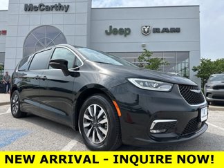 Used 2023 Chrysler Pacifica Touring-L image 1
