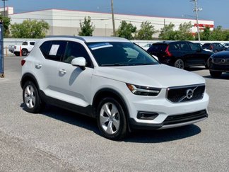 Used 2022 Volvo XC40 T5 Momentum image 1