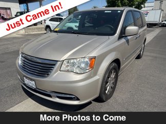 Used 2015 Chrysler Town & Country Touring w/ Driver Convenience Group image 1