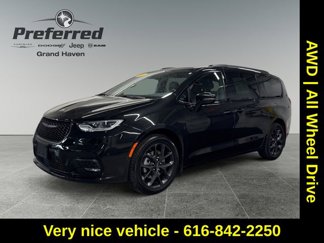 Used 2022 Chrysler Pacifica Limited w/ S Appearance Package image 1