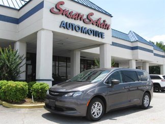 Used 2023 Chrysler Voyager LX image 1