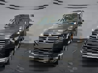 Used 2016 Volkswagen Touareg Lux image 1