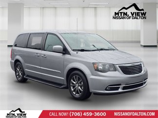 Used 2014 Chrysler Town & Country S image 1