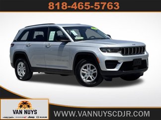 Used 2023 Jeep Grand Cherokee Laredo image 1