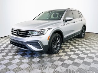 Used 2022 Volkswagen Tiguan SE w/ Panoramic Sunroof Package image 1