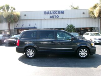 Used 2014 Chrysler Town & Country Touring image 1