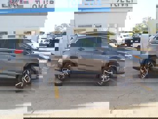 Used 2018 Toyota Highlander SE image 1