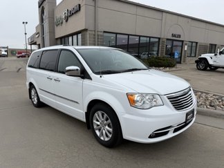 Used 2015 Chrysler Town & Country Limited Platinum image 1