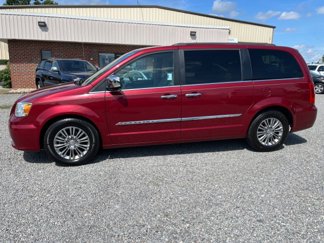 Used 2016 Chrysler Town & Country Touring-L w/ Driver Convenience Group image 1