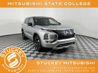 Used 2022 Mitsubishi Outlander SE image 1