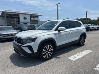 Certified 2024 Volkswagen Taos SE image 1