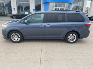 Used 2017 Toyota Sienna XLE image 1