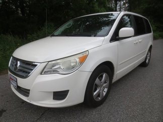 Used 2010 Volkswagen Routan SE image 1