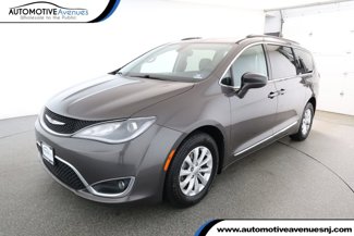 Used 2017 Chrysler Pacifica Touring-L image 1
