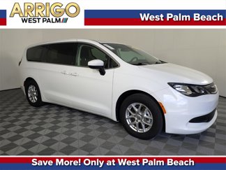 Used 2022 Chrysler Voyager LX image 1
