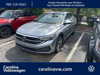 Used 2022 Volkswagen Jetta SE image 1
