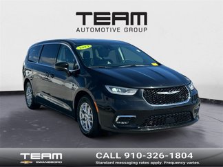 Used 2023 Chrysler Pacifica Touring-L image 1
