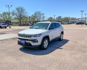Used 2022 Jeep Compass Latitude image 1