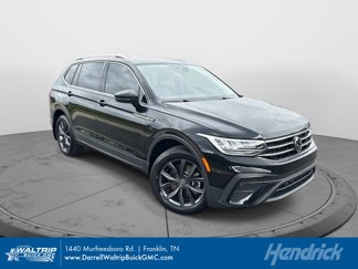 Used 2022 Volkswagen Tiguan SE w/ Panoramic Sunroof Package image 1