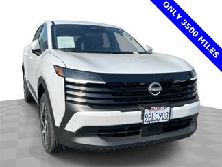Used 2025 Nissan Kicks SV image 1
