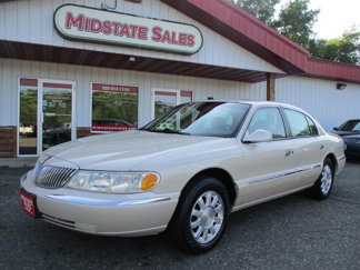 Used 2002 Lincoln Continental image 1