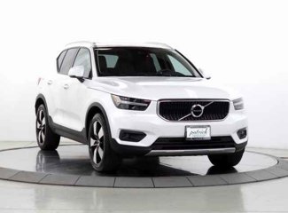 Used 2022 Volvo XC40 T5 Momentum w/ Premium Package image 1