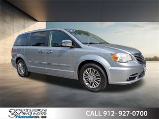 Used 2016 Chrysler Town & Country Touring-L image 1