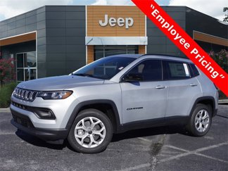 New 2025 Jeep Compass Latitude image 1