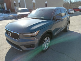 Used 2021 Volvo XC40 T5 Momentum image 1