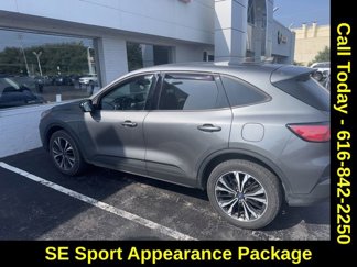 Used 2022 Ford Escape SE w/ SE Sport Appearance Package image 1
