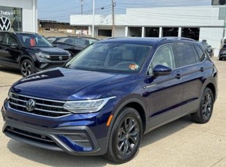 Used 2024 Volkswagen Tiguan SE w/ Panoramic Sunroof Package image 1