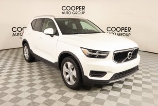 Used 2022 Volvo XC40 T4 Momentum image 1